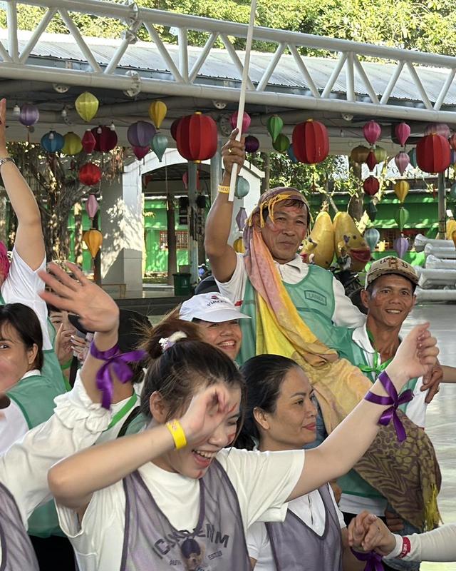 Mọi người giơ tay reo hò dưới những chiếc đèn lồng