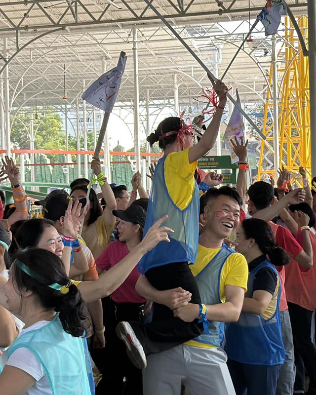 Đông đảo người tham gia cùng giơ tay hào hứng